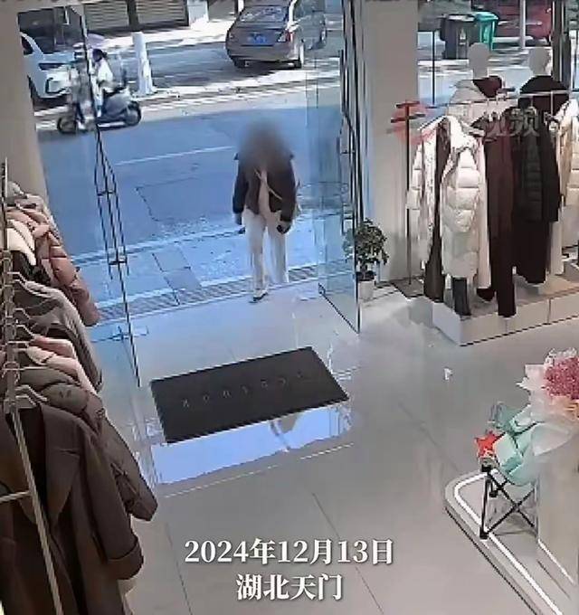 杏彩体育网页真大胆！湖北天门一女子顺走2399元羽绒服画面流