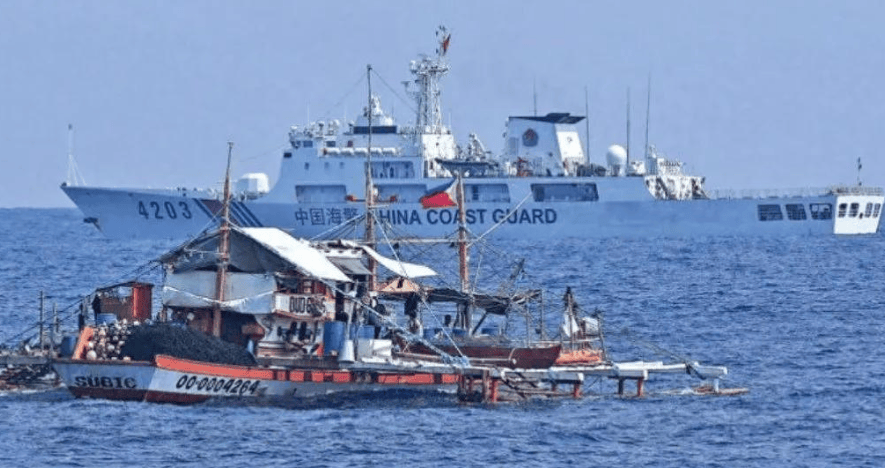 中美南海爆发“交锋”，菲防长对华强势发出警告，中方果断回应！