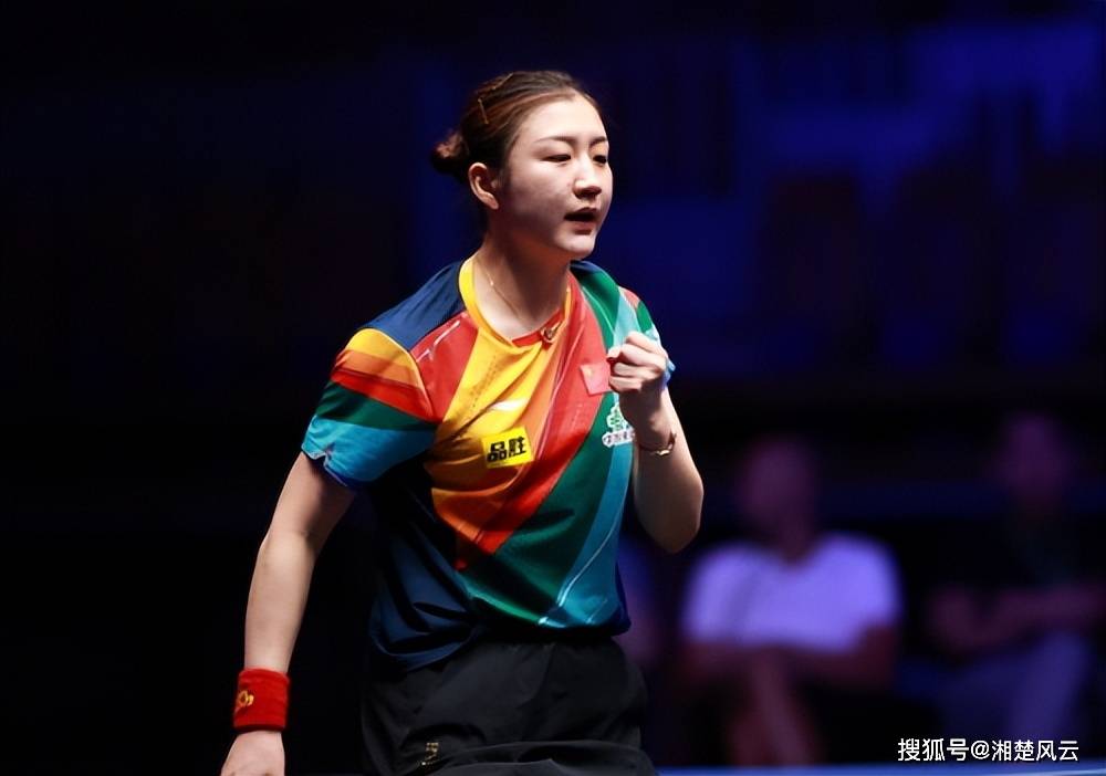 原创             陈梦奔赴厦门，戴着粉红帽子，非常漂亮，大量粉丝到机场热情迎接