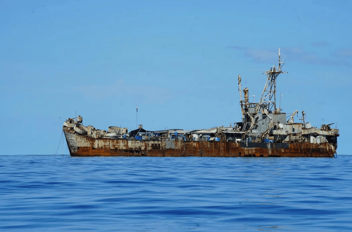 一场激烈交锋后,解放军升起五星红旗!拜登不死心,美航母杀了个回马枪 一场激烈交锋后,解放军升起五星红旗!拜登不死心,美航母杀了个回马枪