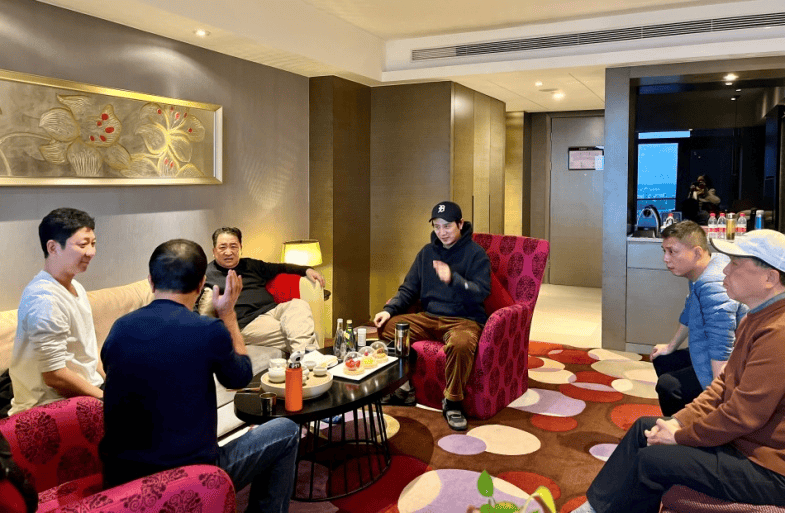 姜昆领衔“五人组”，在江苏卫视春晚创演讽刺性相声《“精准推送”》