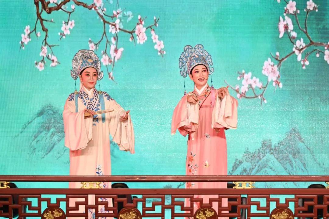 ▲越剧《十八相送》宁海平调《耍牙》、越剧《十八相送》等节目,展现了