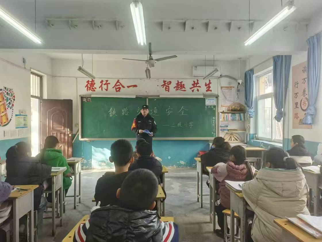 邯郸南站派出所强化查隐患、防风险、护稳定全力护航2025年春运 邯郸南站派出所强化查隐患、防风险、护稳定全力护航2025年春运