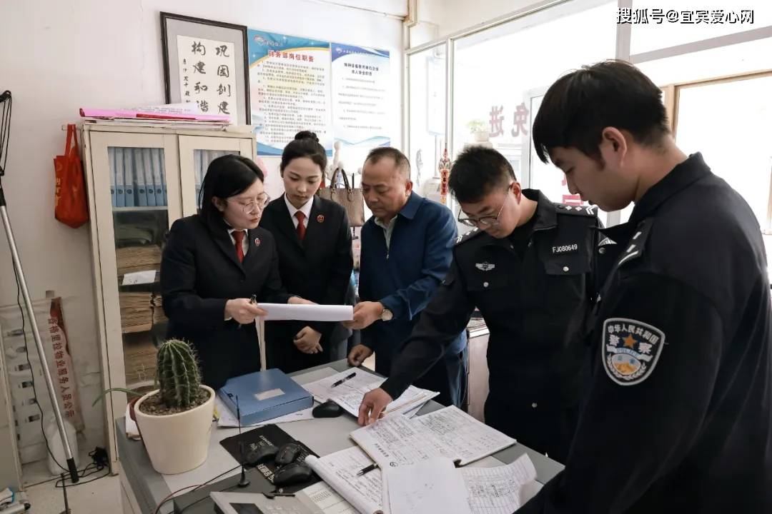 检察官向小区物业负责人核实情况,并查阅相关台账。而在2019年的盗窃案中