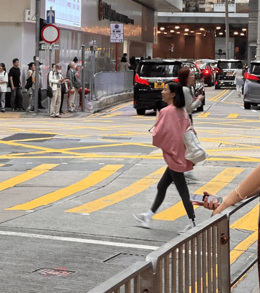 49岁佘诗曼香港街头被偶遇穿粉色卫衣配瑜伽裤时尚又减龄看起来像20岁(图1)