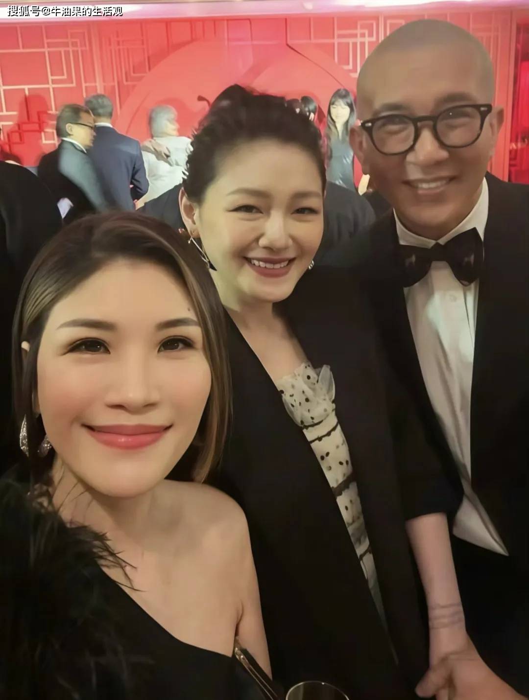 大S具俊晔现身友人归宁宴，穿汪小菲买的4万连衣裙合照，撞脸母亲黄春梅