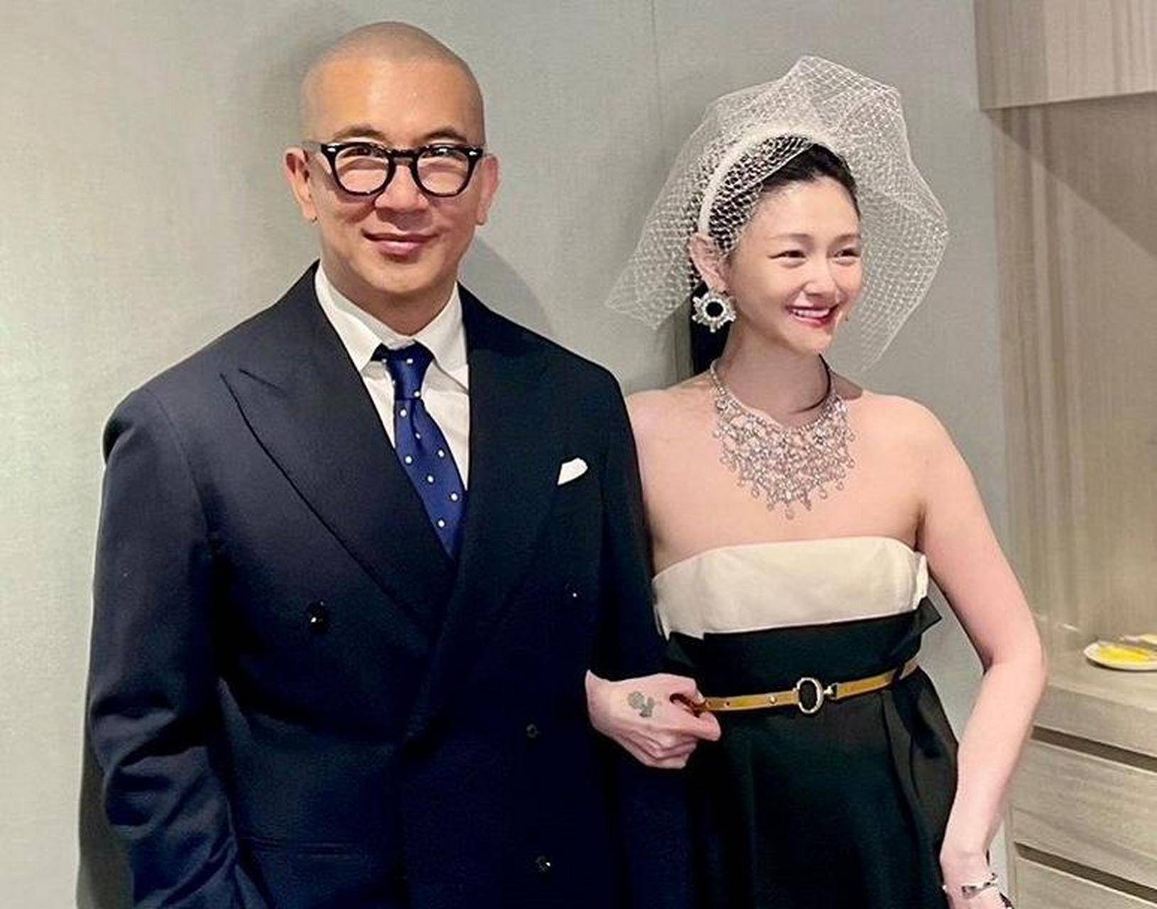 大s骨灰包机回国！具俊晔抱着粉红色骨灰坛痛哭，画面十分悲痛