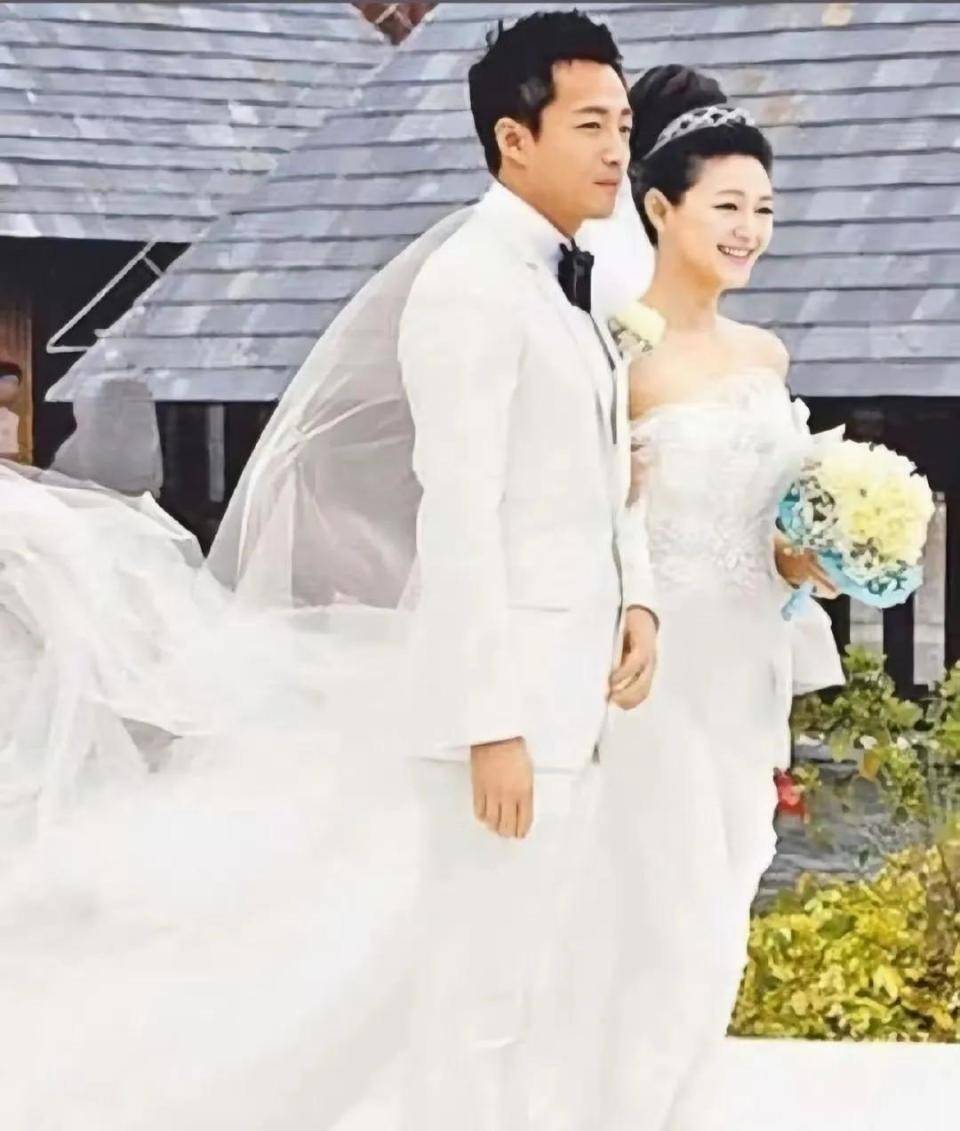 手臂有针孔穿白色婚纱下葬？大S去世后“3大传言”发生反转(图12)