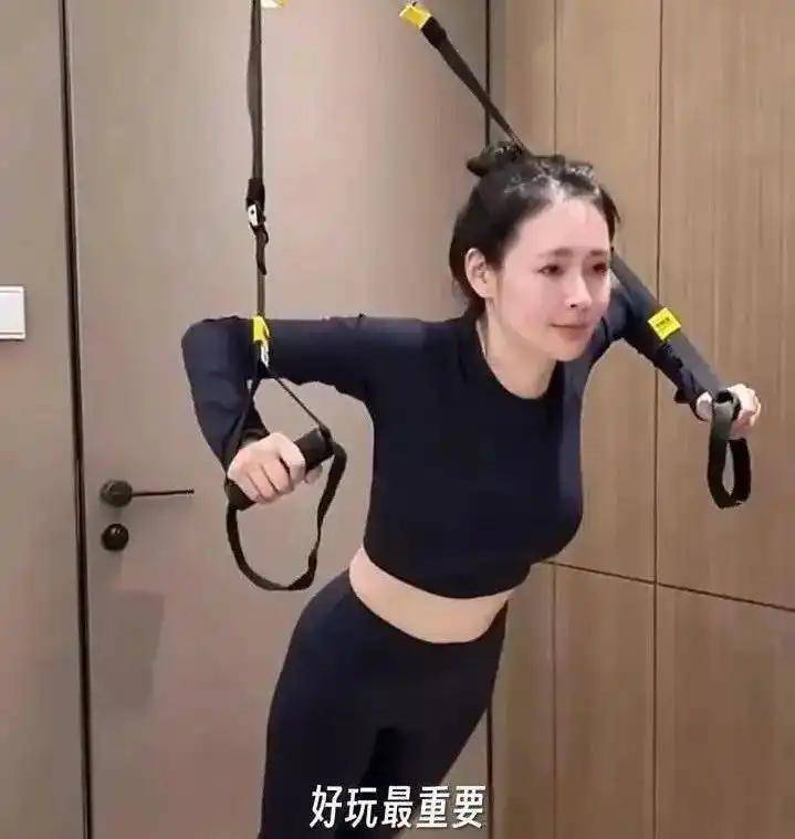 于明加穿瑜伽裤全身零赘肉身材怎么看都不像是俩娃妈雷火竞技网址(图5)