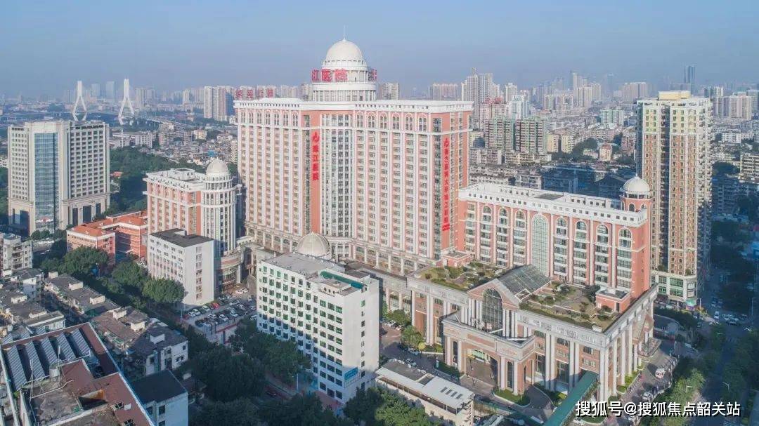 300米广医二院（西院区）等多家医疗机构，为居民提供全天候的健康保障。