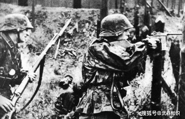 1分钟高达900发 它是毛瑟C96的速射型 M712是最早的冲锋手枪