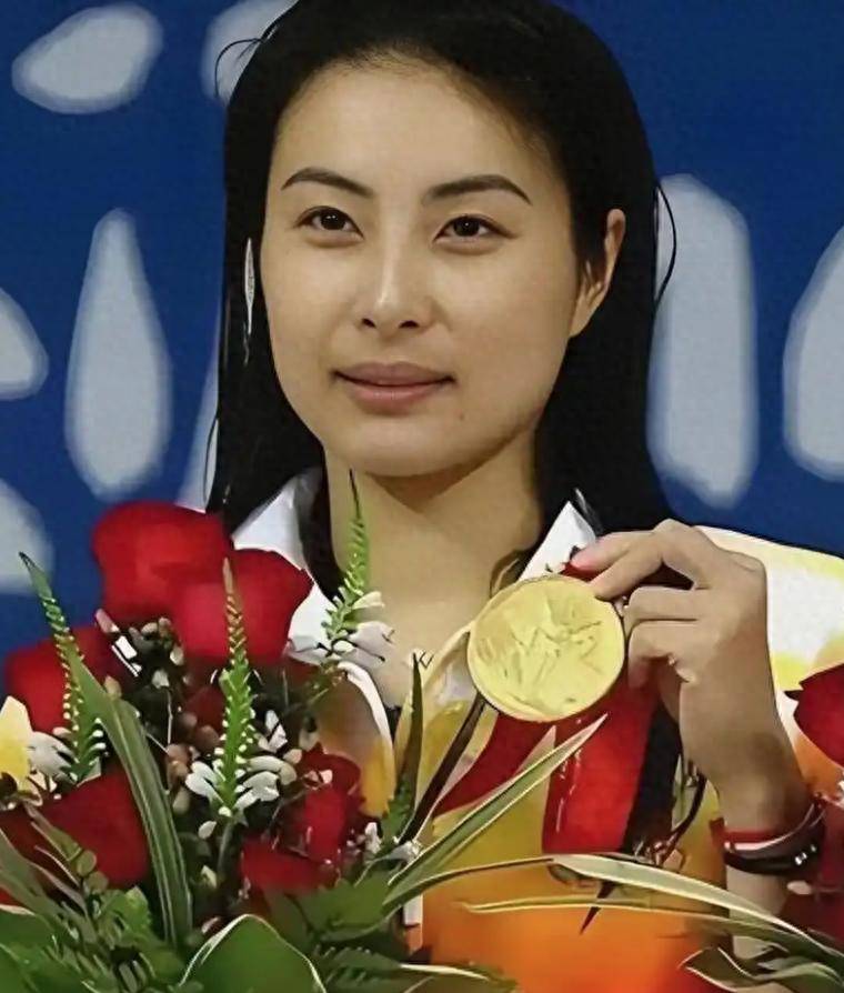 原创羡慕了！跳水皇后郭晶晶与妈妈婆婆云南旅游，一家子其乐融融