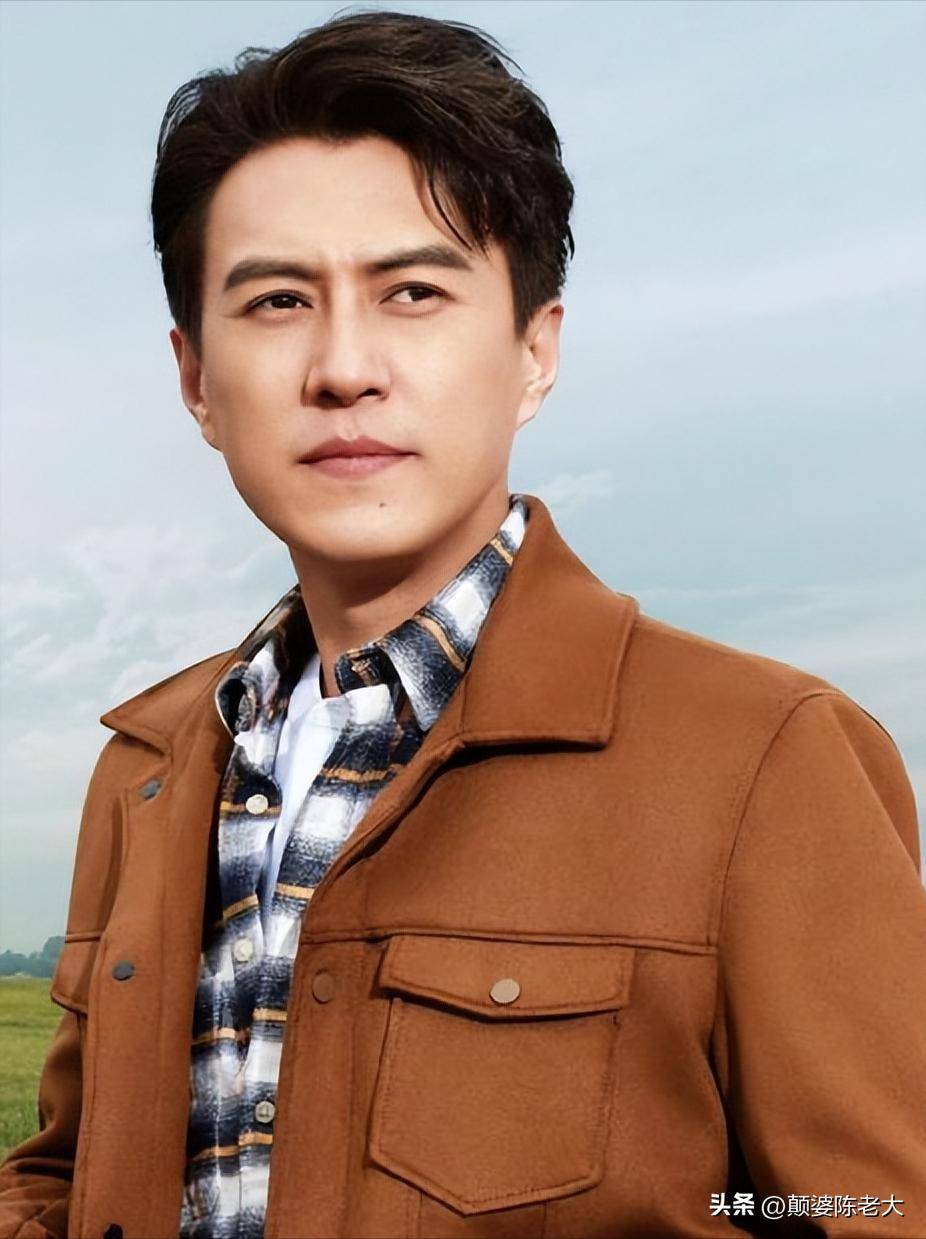 演员靳东身份曝光！登新闻联播坐在主位，身份显赫引网友关注