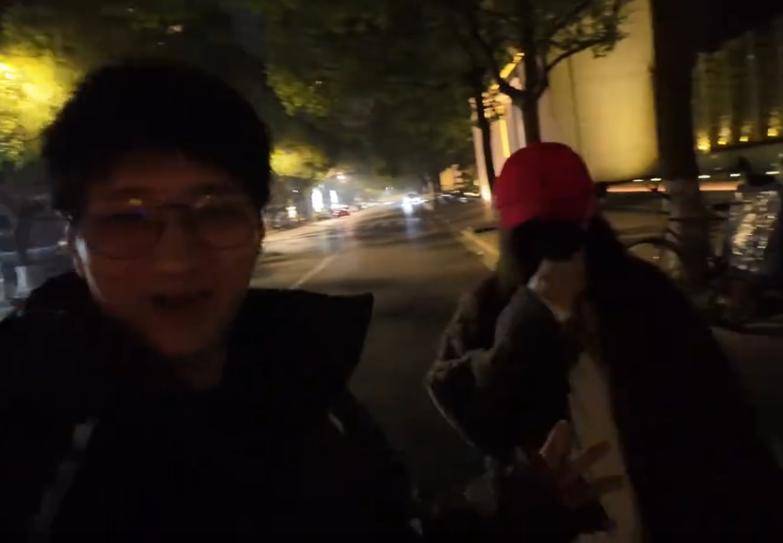 为男友庆生当场转100万：别让我爸知道凯发一触即发00后女孩花680万买手表(图15)
