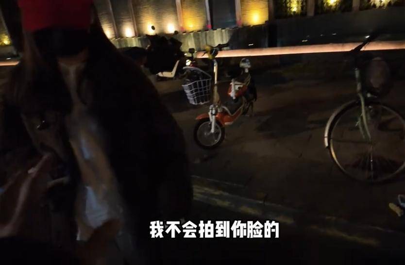 为男友庆生当场转100万：别让我爸知道凯发一触即发00后女孩花680万买手表(图10)