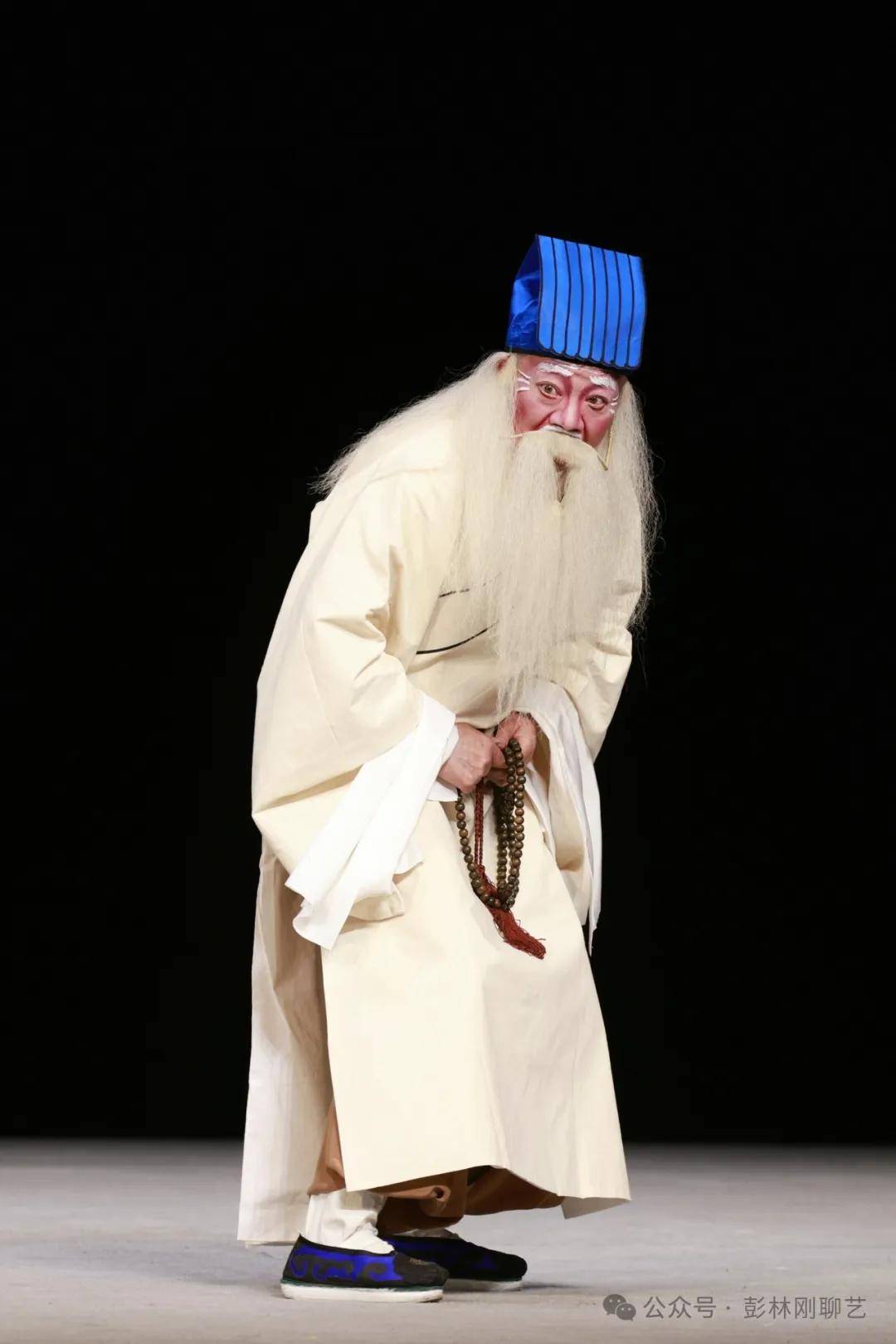 技，恰当好处地为我们深刻地揭示了美与丑在戏曲艺术里的独特哲学内涵。《鲛绡记·写状》饰贾主文 李鸿良的