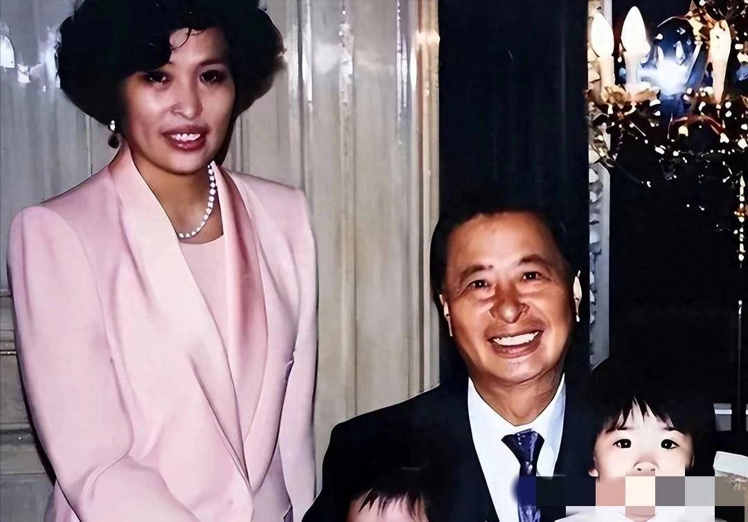 原创李兆基与孙辈合影曝光，徐子淇四个孩子颜值高，常被与郭晶晶比较