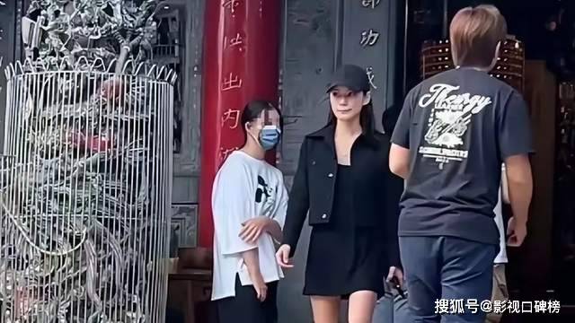 汪小菲陪妻女玩钓虾，小玥儿被继母打扮时尚，气质越来越像富家女