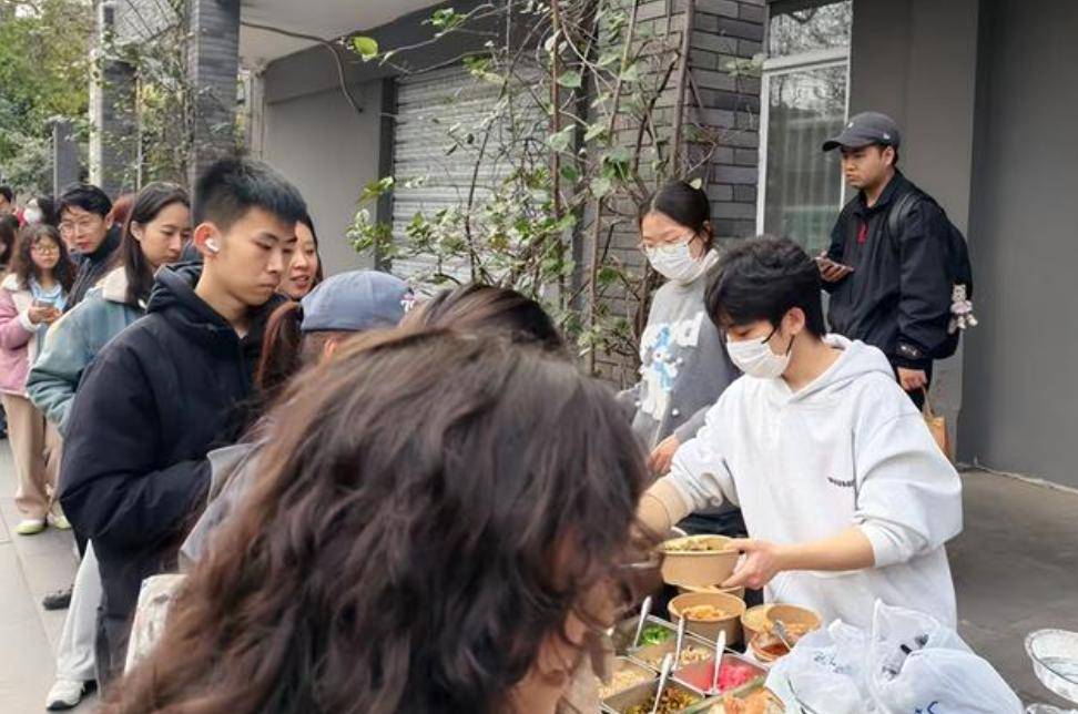 闹大 ! 复旦研究生退学摆摊原因曝光，涉及教授，还有多个受害人