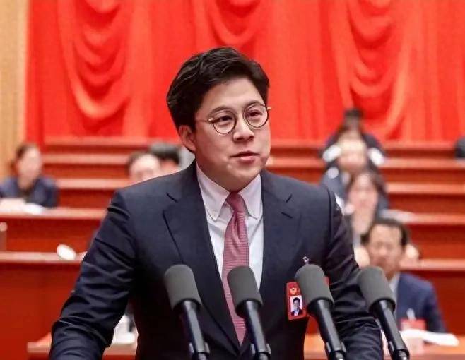 原创正式官宣！45岁霍启刚再升职，妻子郭晶晶携子女践行公益