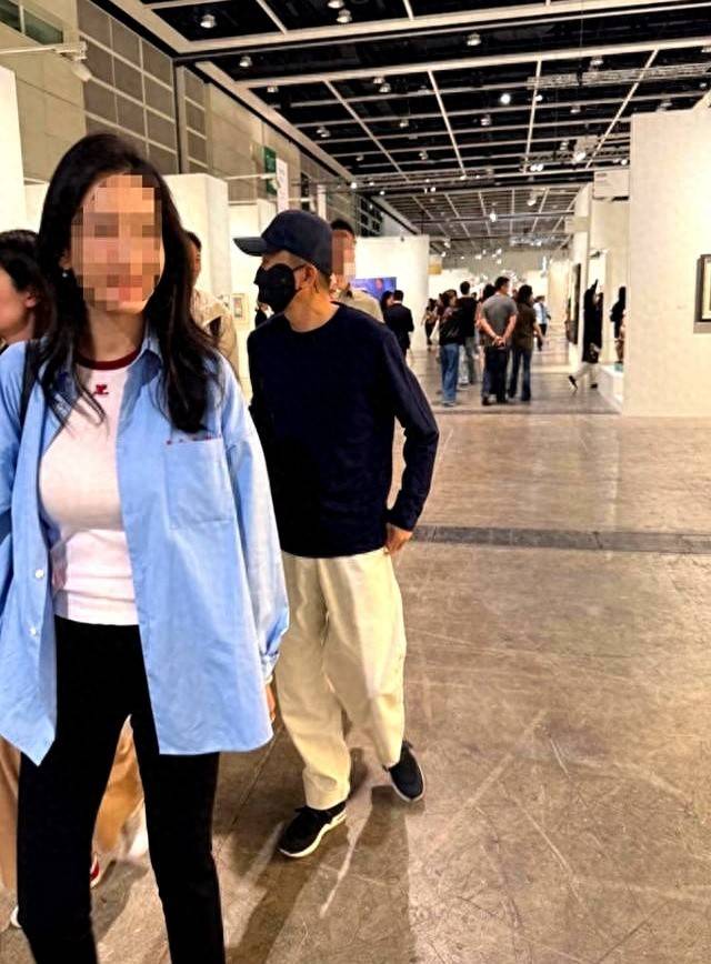 原创79岁霍震霆巴塞尔遛弯偶遇！郭晶晶拎包变社牛！
