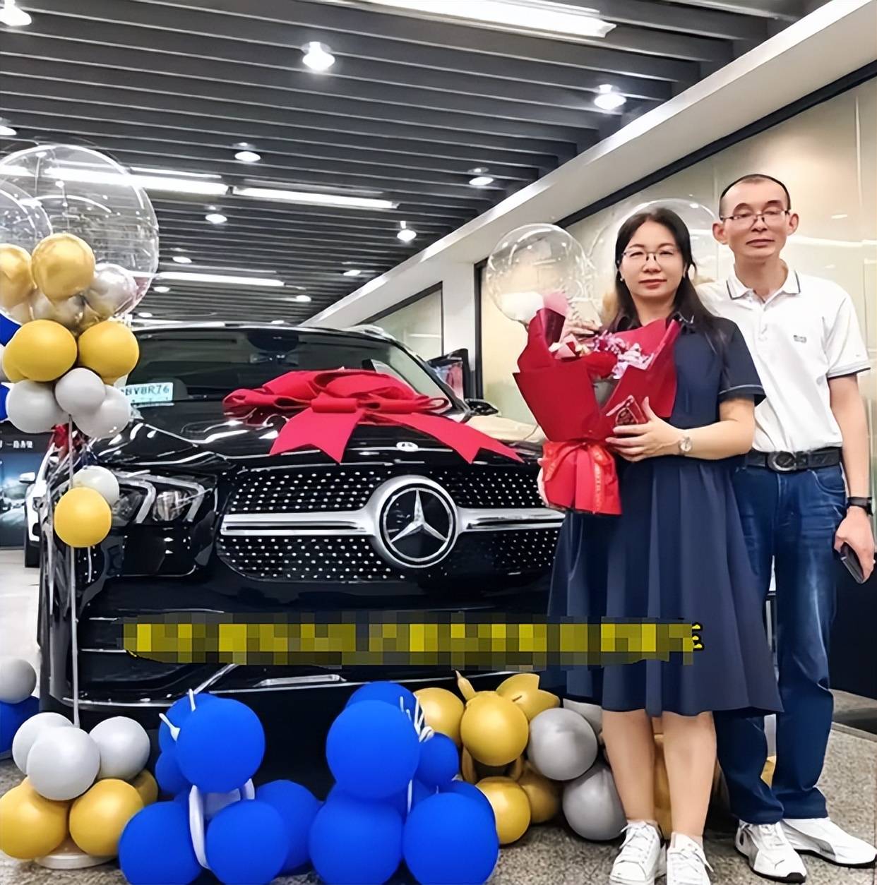 谢妈表示同情，也对两人离婚的原因产生质疑，奔驰女到底是什么身份呢？