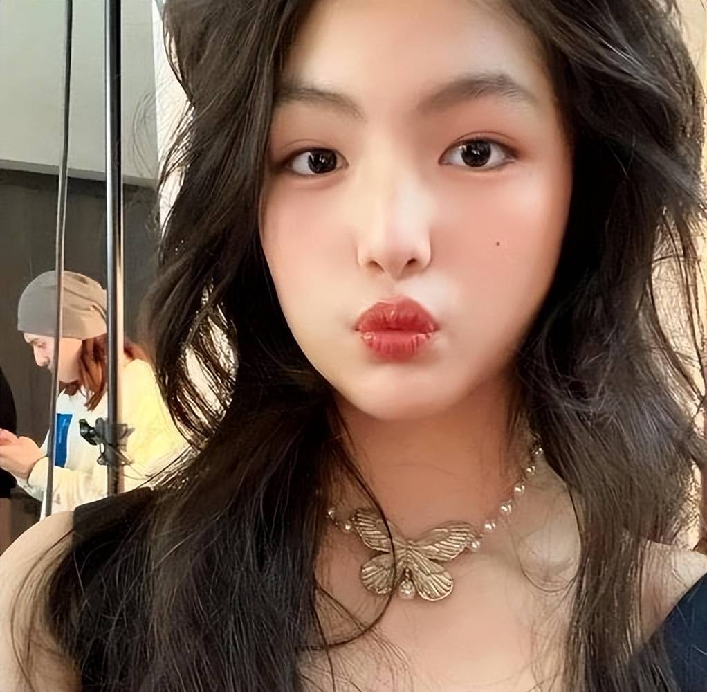黄磊19岁千金美国被偶遇！瘦成闪电侠亲传弟子，发量多到能编鸟窝