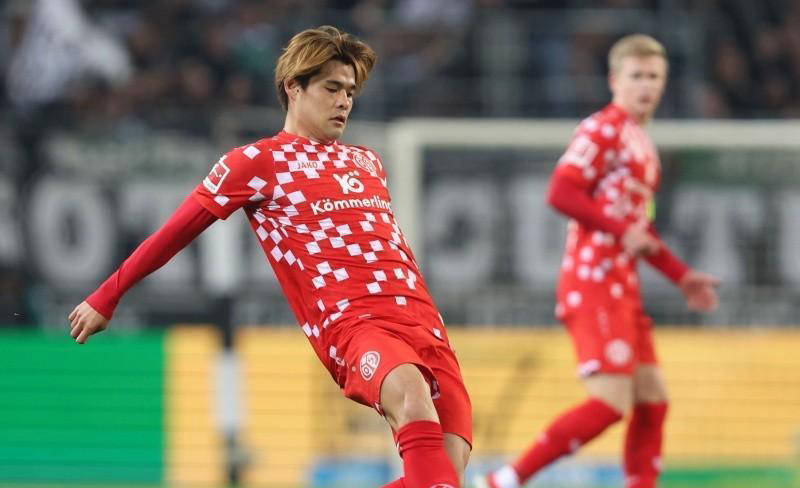 从差点退役到身价最高的中场：日本球员佐野海舟的传奇故事
