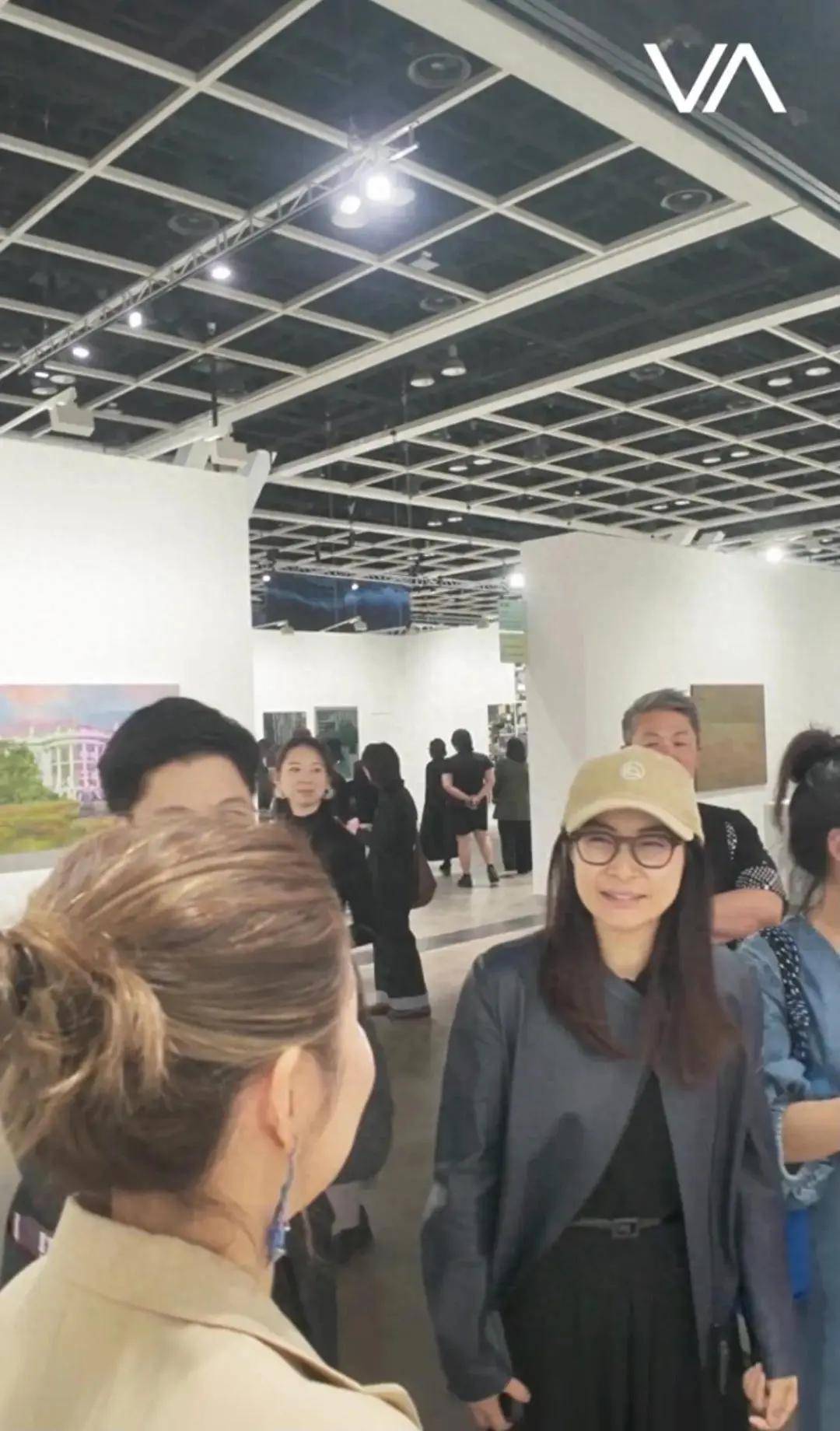 原创郭晶晶看展穿着朴素很低调，帆布靴配棒球帽，很松弛却成了全场的焦点！