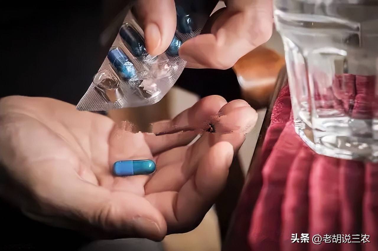 女生戴能量石3个月频繁流鼻血女子遭男同事暗藏药物于水杯全过程曝光网友：令人不寒而栗！
