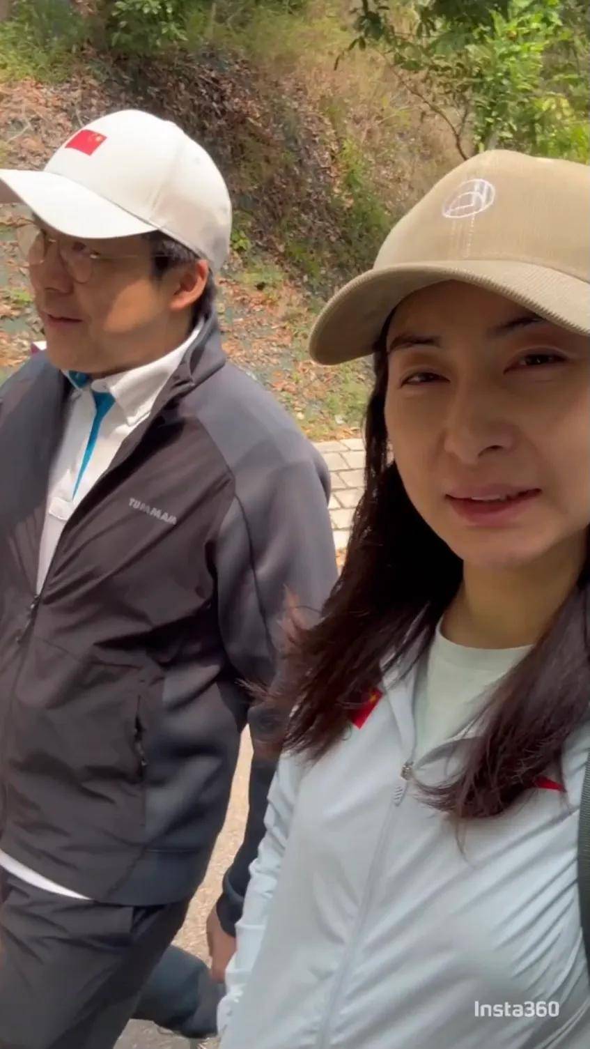 原创郭晶晶素颜爬山带女儿，霍启刚甜蜜同框，女儿们长高了！