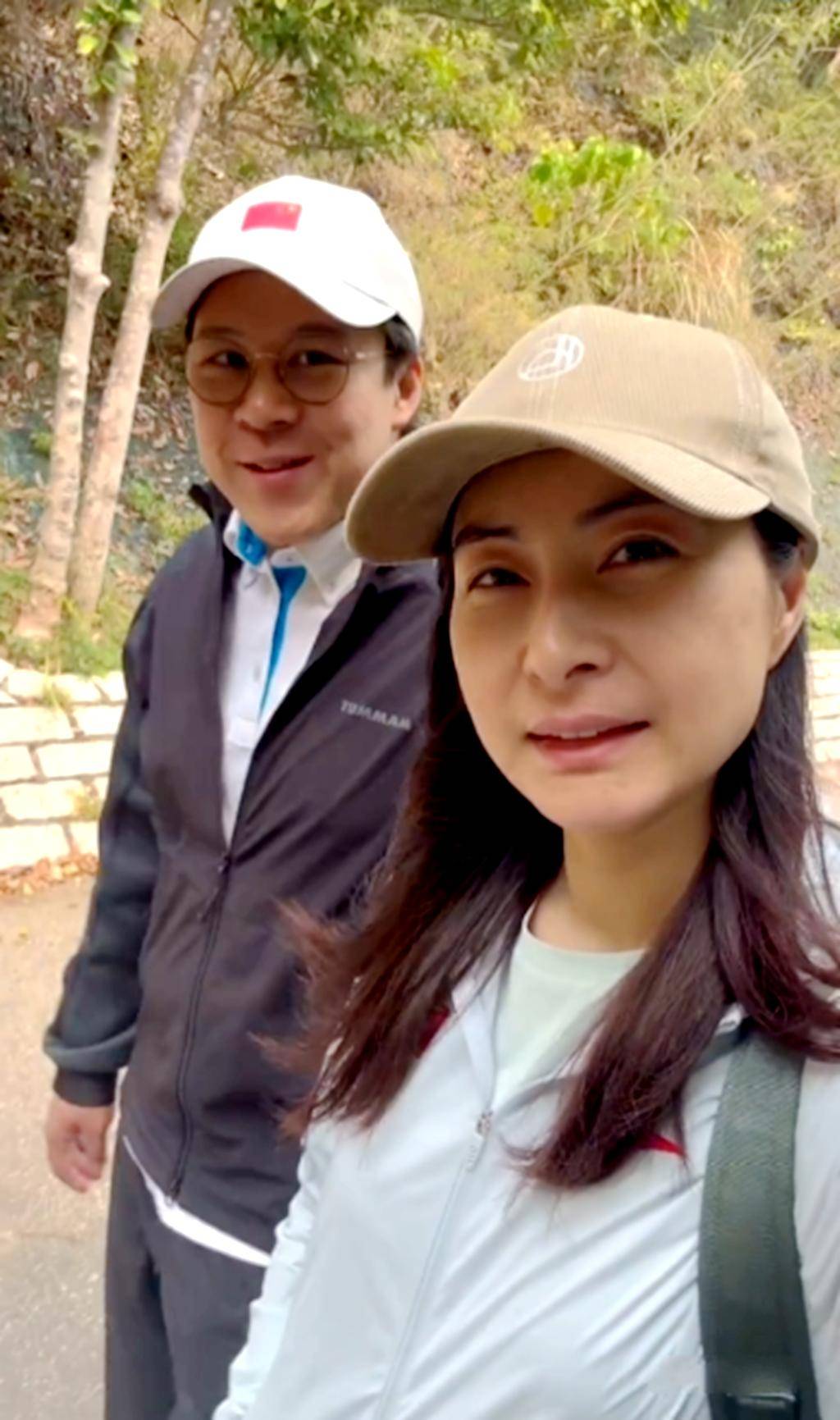 原创清明节郭晶晶一家爬山,大女儿眼睛像妈妈,小女儿双马尾可爱