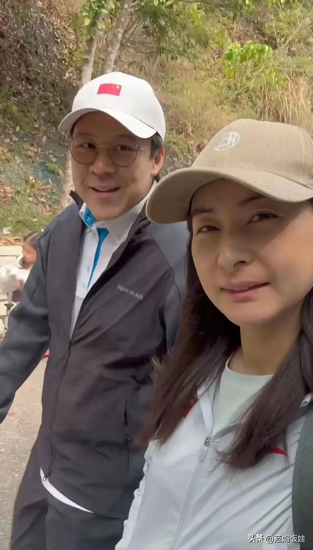 原创郭晶晶带娃爬山，女儿活泼可爱，霍启刚默默陪伴笑容难掩