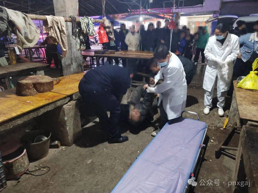 热心男子一路边追边喊警民合作紧急援助突发疾病男子