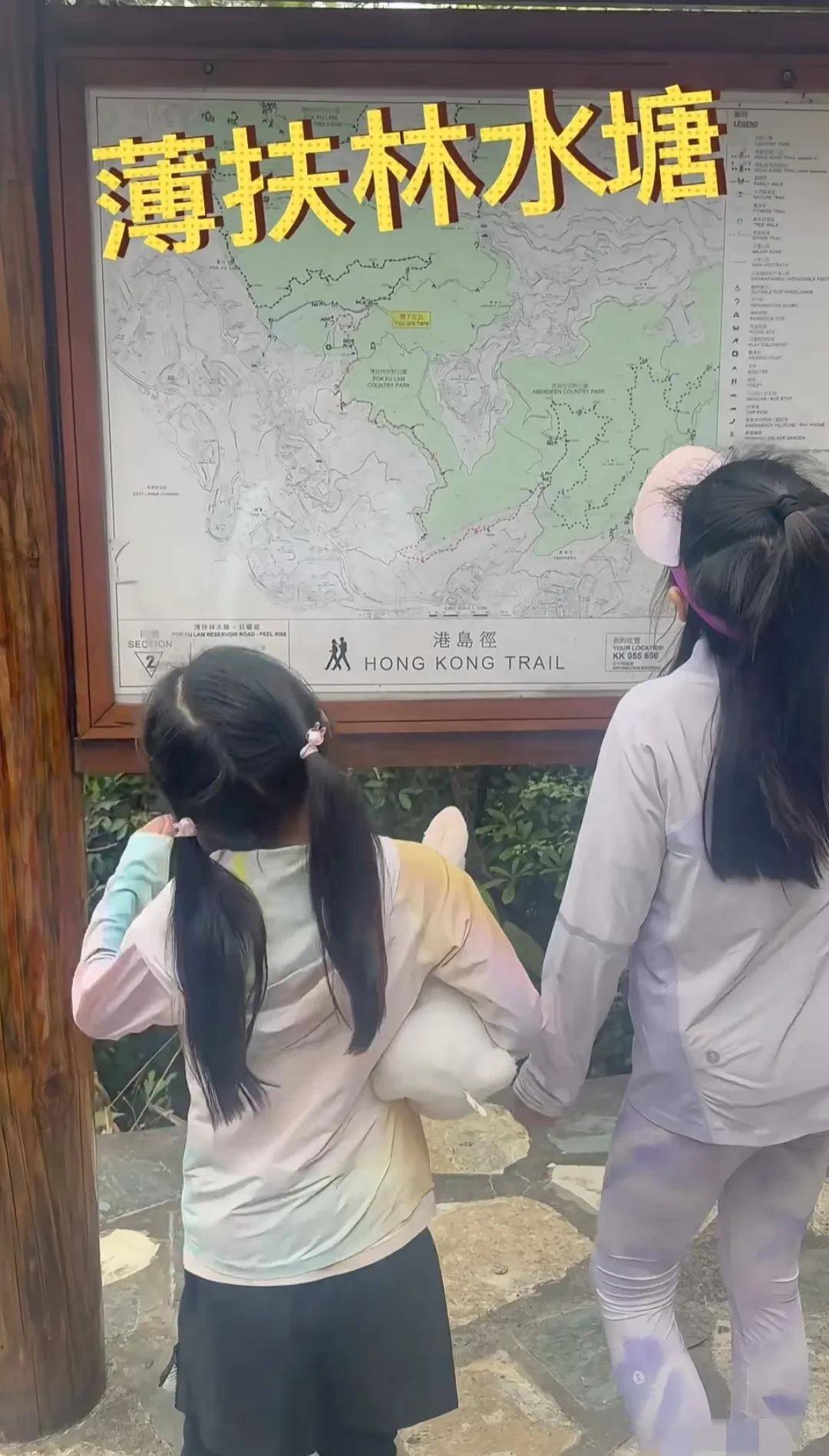 原创郭晶晶霍启刚带女儿爬山，素颜依旧抗打，女儿们颜值惊艳
