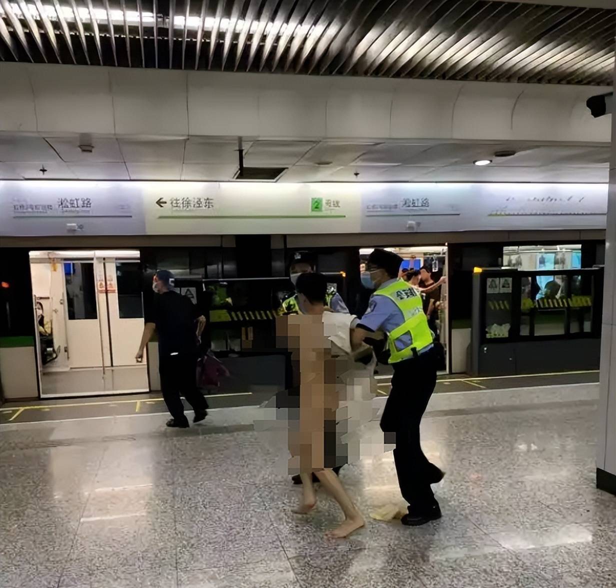 6686体育注册上海地铁美女穿瑜伽裤沾染“不明液体”照片曝光猥琐男已被捕(图26)