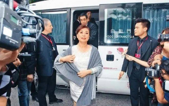 原创郭晶晶63岁妈妈罕见亮相，穿礼裙雍容华贵，气质不输嫁入豪门女儿