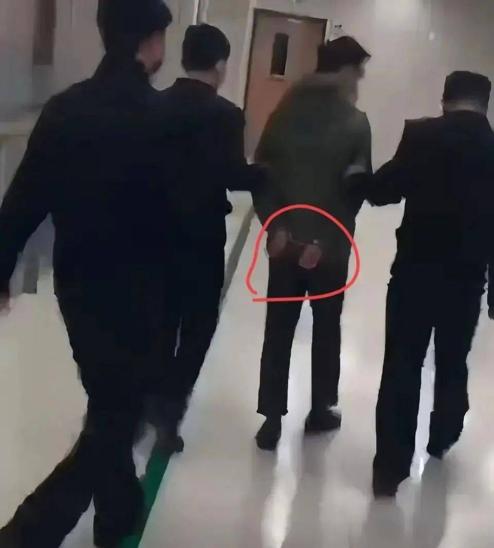41岁男子上海地铁上猥亵女子被拘，前同事：公司小领导，其妻颜值“秒杀全列车”