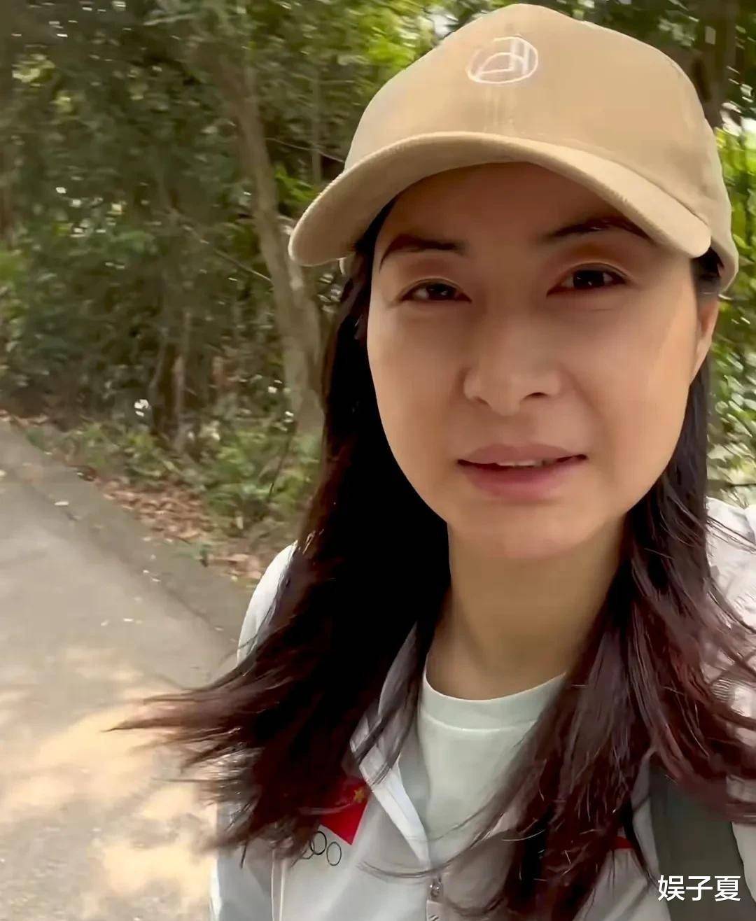 原创清明踏青，一家五口，幸福模样？霍启刚郭晶晶一家清明爬山记