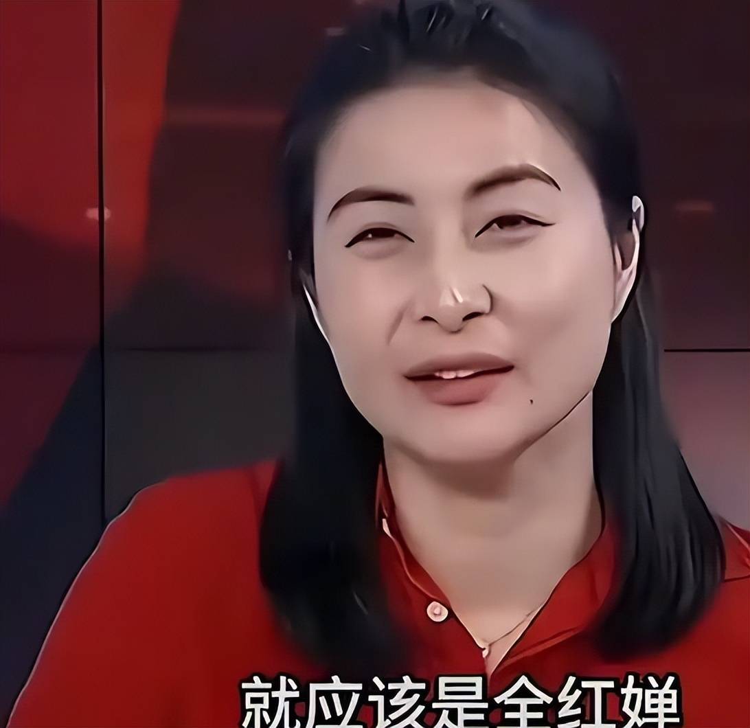 原创郭晶晶当裁判,黑框眼镜显优雅,神似白月光学姐