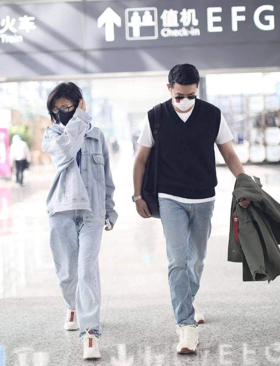 爱体育平台陆毅在上海逛街被偶遇跟路人合影没美颜也看不出年龄感穿衬衫扎腰很有型(图4)