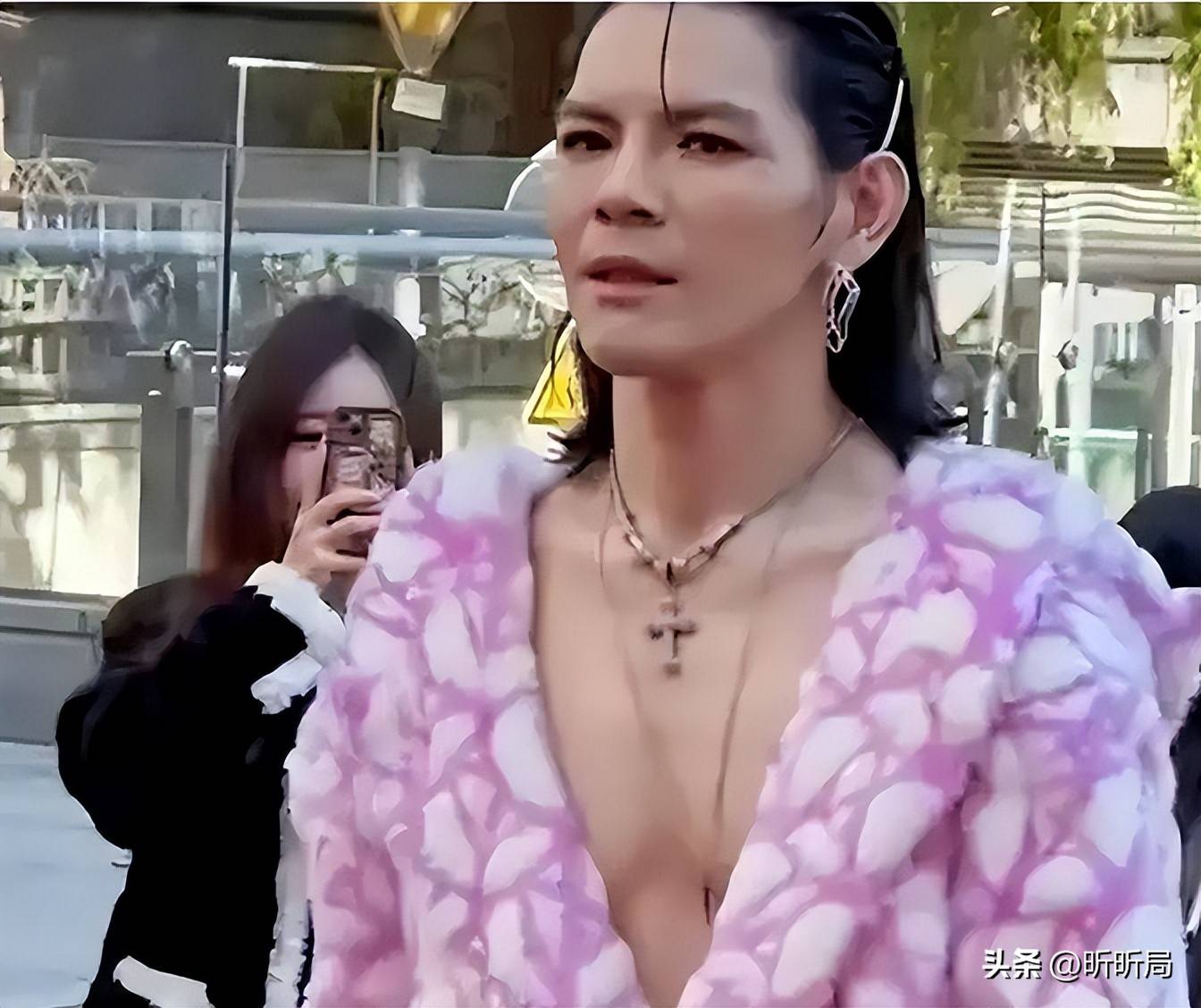 开yun体育平台向佐出洋相走出国际在新加坡穿“猪大肠”看的路人无语凝噎(图8)