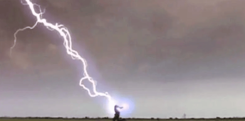 他10年内被雷劈中3次，最终全身瘫痪而死，4年后坟墓再次被劈