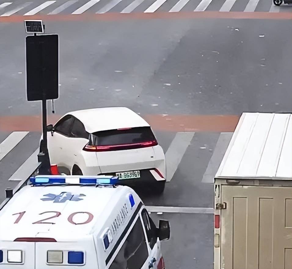 司机礼让救护车,被后车多次逼停！警方：交给我