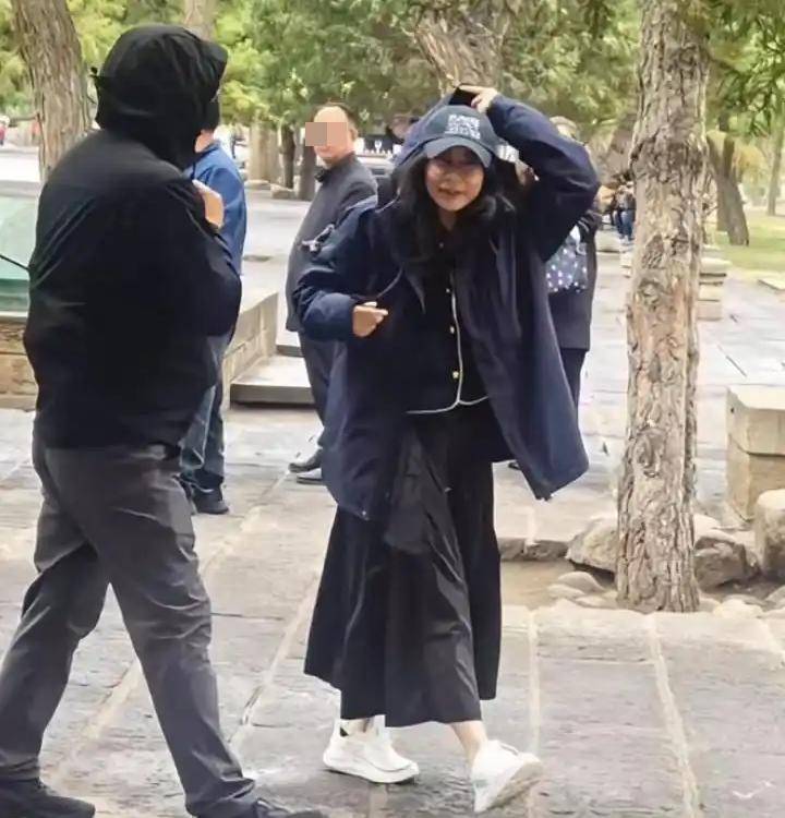 原创郭晶晶一家低调为8岁女儿庆生郭妈妈罕见现身满头白发但气色超好