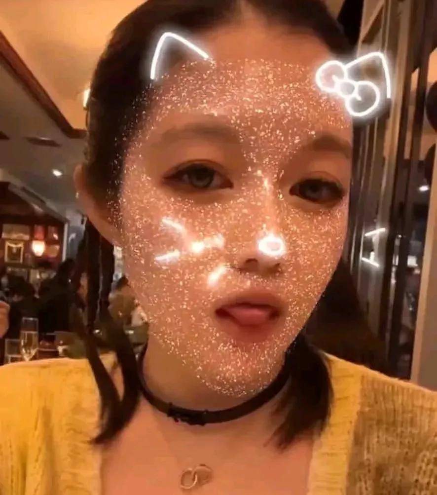 网友都是奇人，扒一扒董小姐更多劲爆的照片，肖飞直言：太爱了