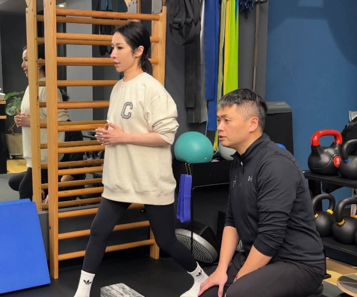 萧亚轩晒瑜伽健身照，倒立蹬腿挑战高难度，浴室摔倒曾动手术