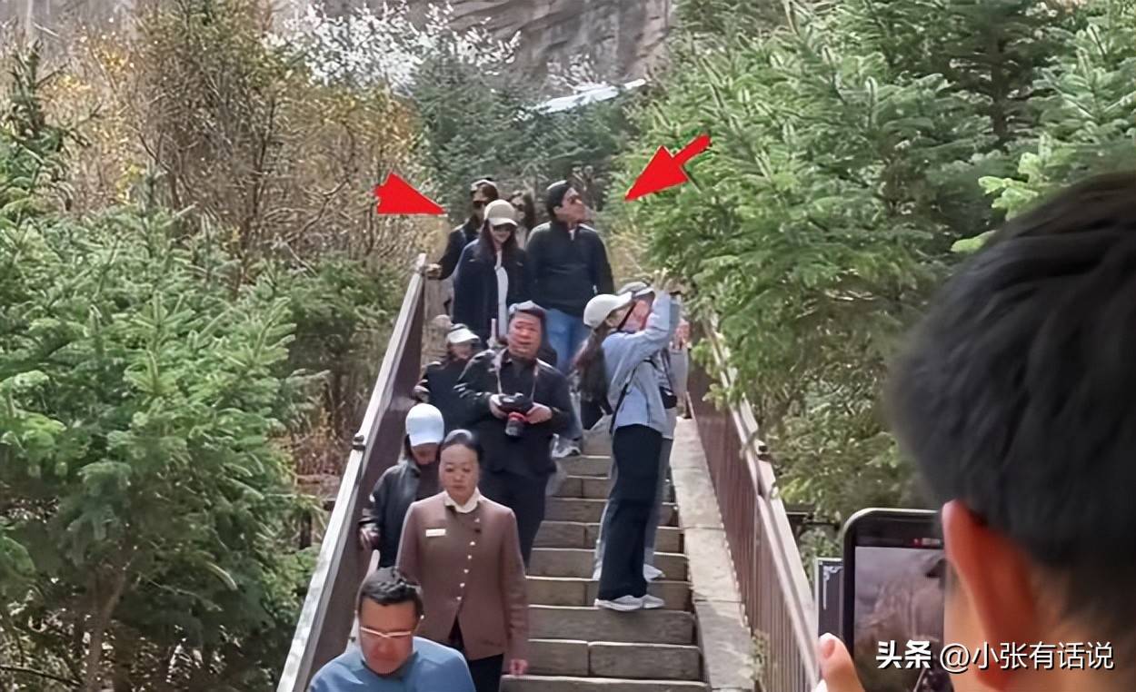 原创郭晶晶带全家游山西，霍中曦牵爷爷手，三个孩子展现家教风采