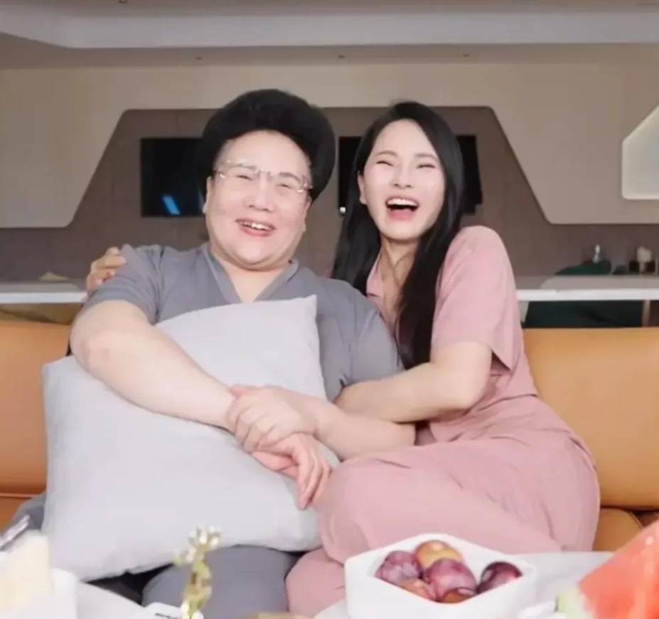 JN江南57岁伊能静英国被偶遇五一带婆婆女儿度假素颜皮肤好未