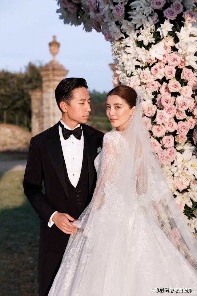 吴千语施伯雄首次以夫妻档参加婚礼，吴千语晒幸福甜蜜照